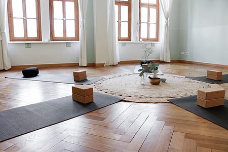 2 Yogaraum mit Holzboden Traum München Yoga Studio